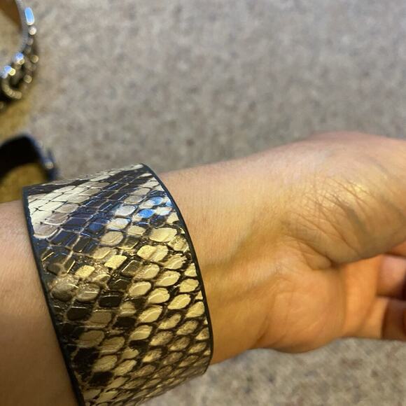 Y2K Jessica Simpson Goth Punk Cuff Bracelet Faux Leather Snake Print Turn lock - Picture 2 of 6